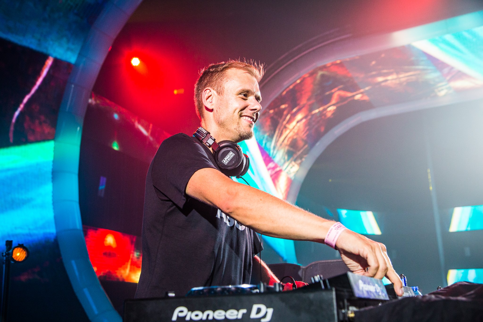 Armin van Buuren annonce la sortie, début 2024, de son neuvième album