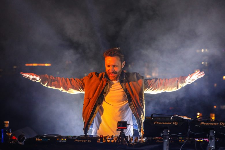 David Guetta dévoile un énorme show dans le désert d’Alula en Arabie Saoudite